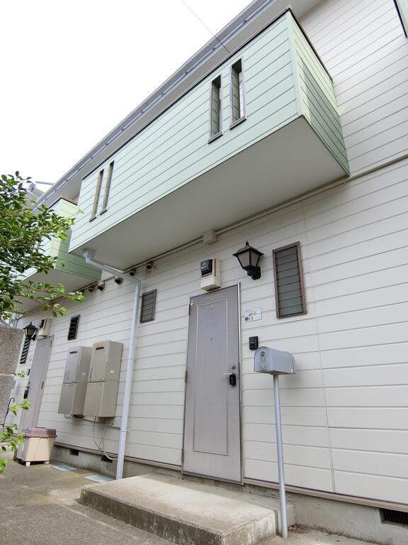 建物外観　グリーンとホワイトのオシャレな建物です♪