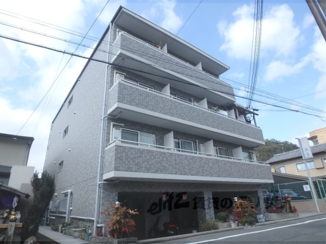 京都市左京区山端川岸町のマンションの建物外観