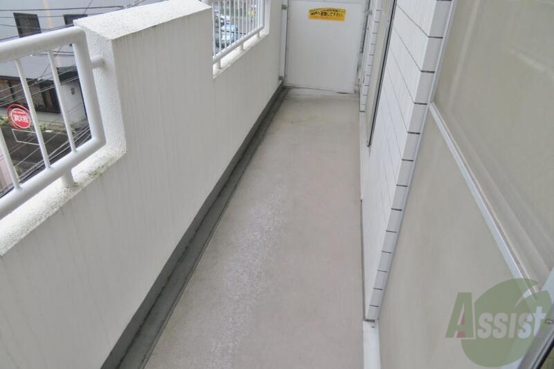 バルコニー　バルコニーは広々しているのでたくさん洗濯物を干せそうですねー