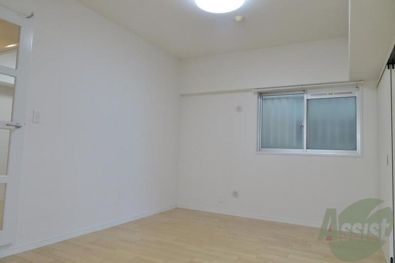 居室・リビング　洋室１つ目の写真になりますー。電気をつけると明るいですねー。