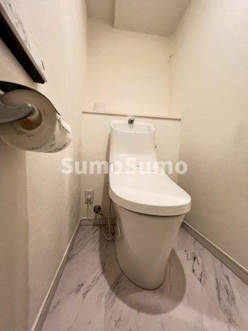 トイレ　落ち着いた色調のトイレです