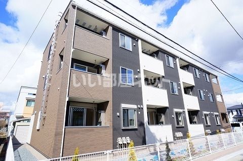 【郡山市田村町徳定のアパートの建物外観】