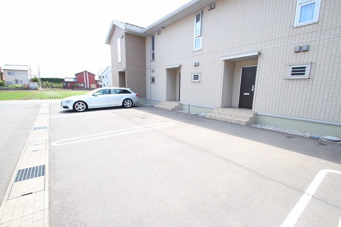駐車場　※写真は隣のＢ棟の駐車場です。