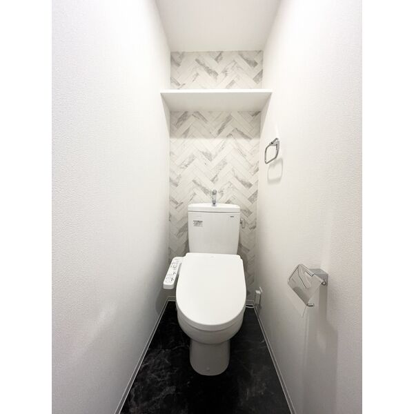 トイレ　（シャワー付き）