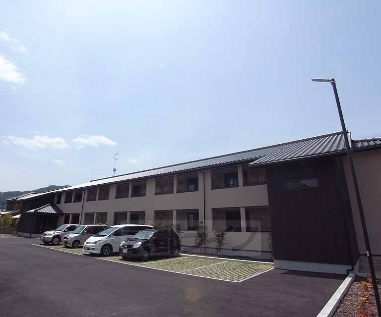 京都市右京区嵯峨観空寺明水町のアパートの建物外観