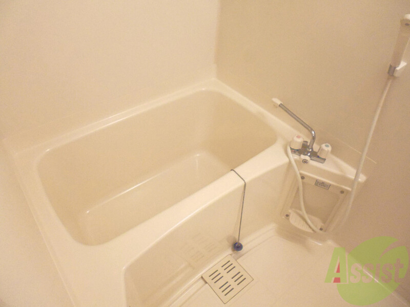 バス・シャワールーム　もちろんセパレート。清潔感があって大きな湯船です。