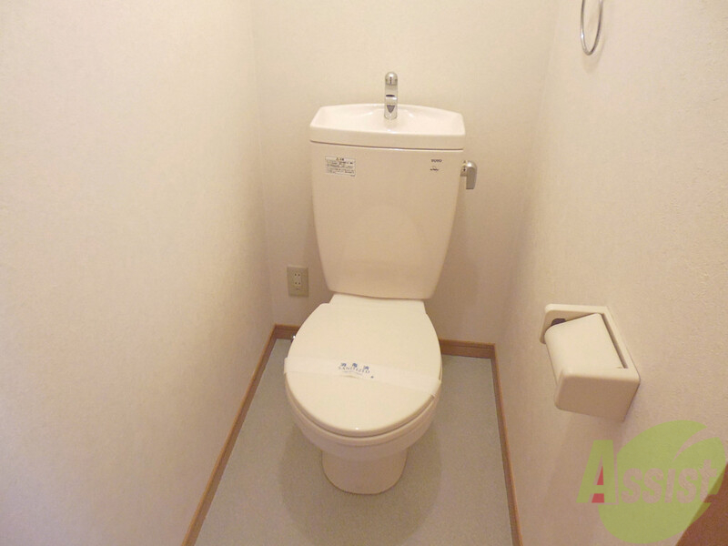 トイレ　コンセントがあればウォシュレット設置可能です。ご自由にどうぞ