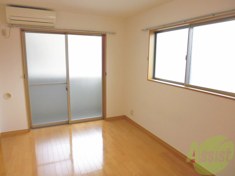 その他部屋・スペース　こちらも角部屋～！朝の光でお目覚めできる寝室でございます