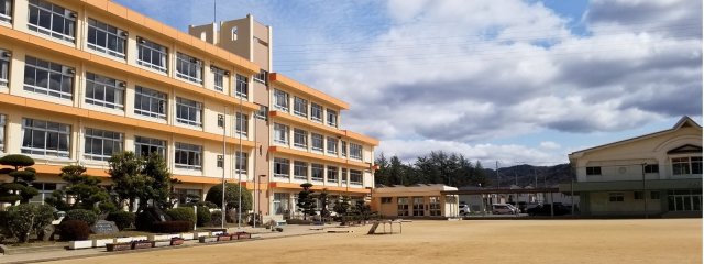 【サニーホームズC棟の小学校】