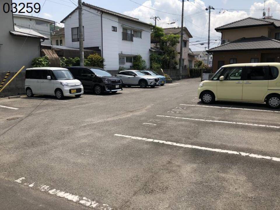 【松山市姫原のアパートの駐車場】