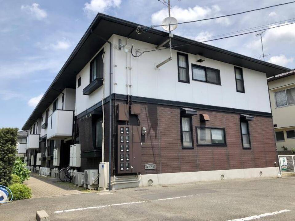 松山市姫原のアパートの建物外観