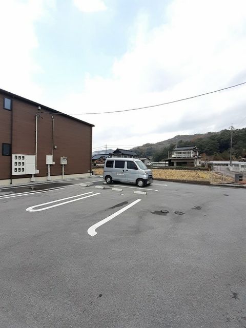 【安芸高田市吉田町吉田のアパートの駐車場】