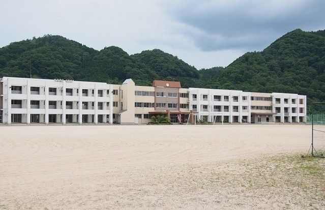 【安芸高田市吉田町吉田のアパートの中学校】