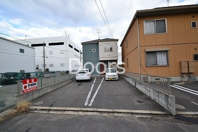 【岡山市北区下中野のアパートの駐車場】