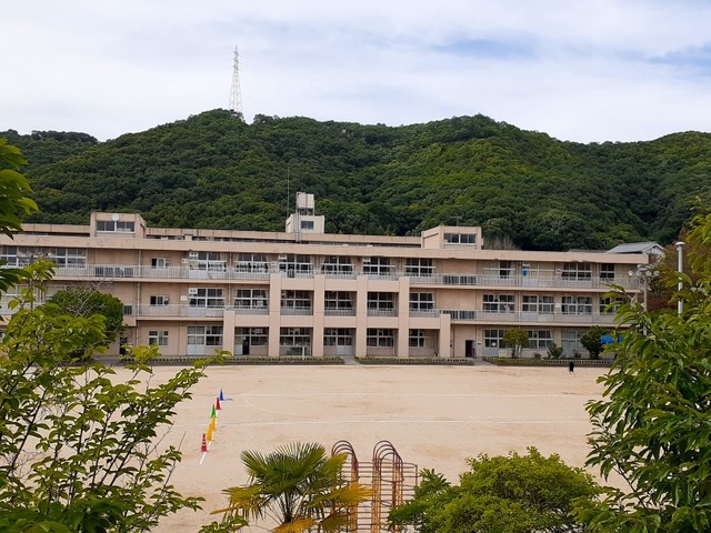 【福山市春日町浦上のアパートの小学校】