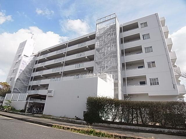 【香芝市西真美のマンションの建物外観】