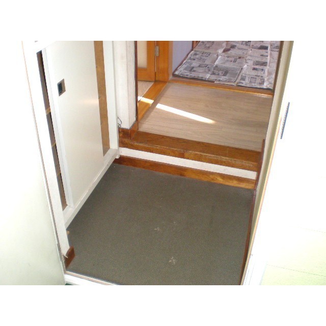 玄関　※同建物別号室の参考写真です