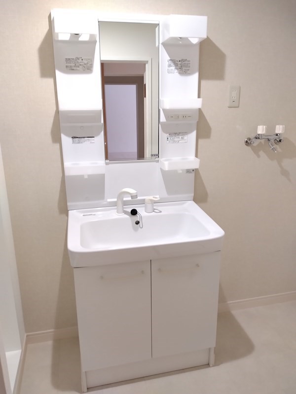 洗面設備　シャワー付き洗面化粧台