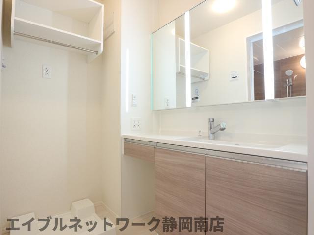 洗面設備　明るい洗面所です