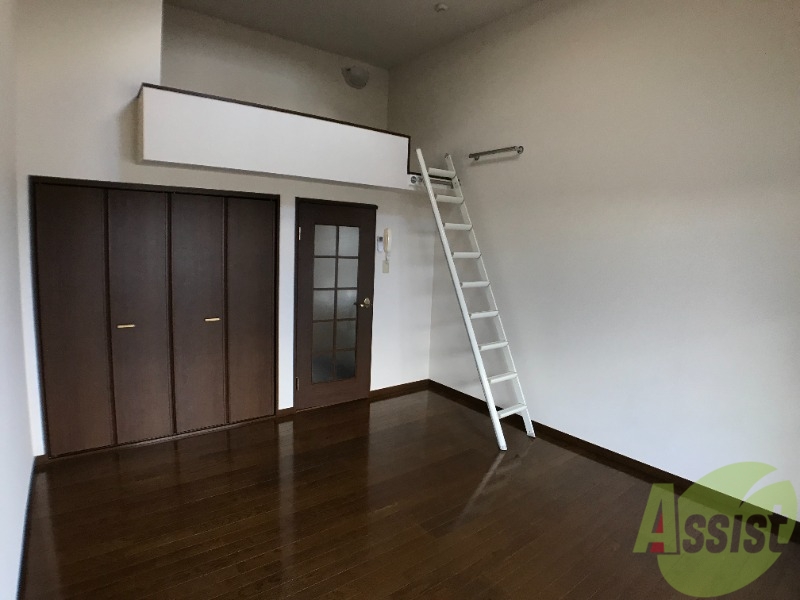 居室・リビング　大きな窓が印象的な明るいお部屋ですねえ～。