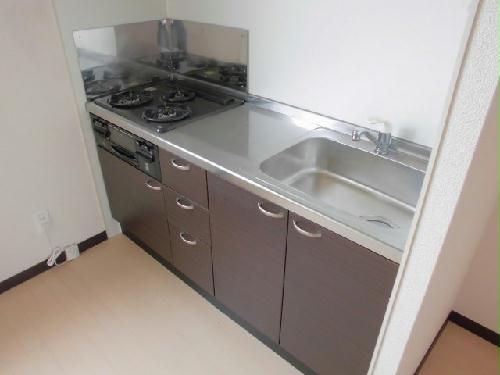 キッチン　便利な3口コンロ付きキッチン。