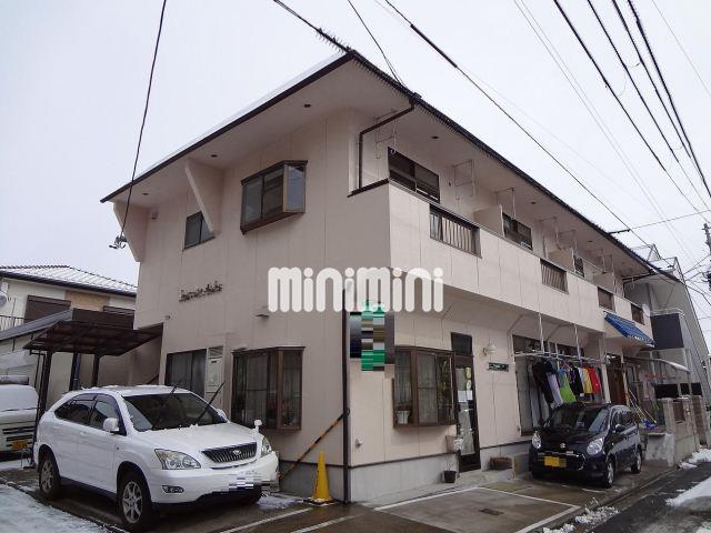 建物外観　２階建てのアパート。