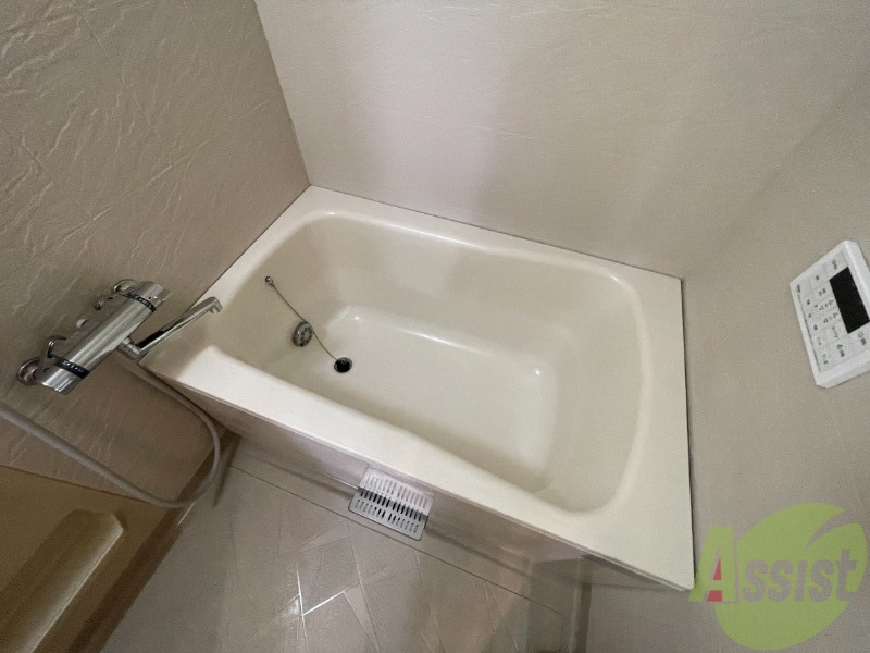 バス・シャワールーム　こちらはお風呂。一日の疲れをここで癒してください。