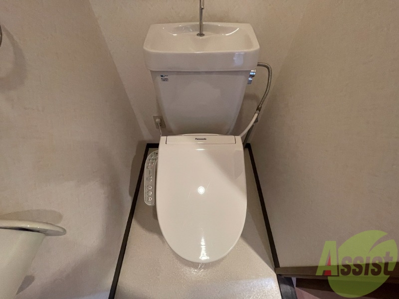 トイレ　内装が白一色で清潔感のあるトイレですね。