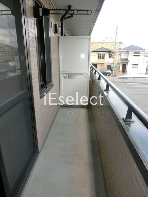 バルコニー　洗濯物を干すには十分な広さのバルコニーです