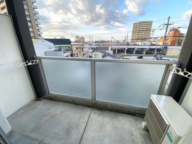 バルコニー　駅５分、目の前がスーパー