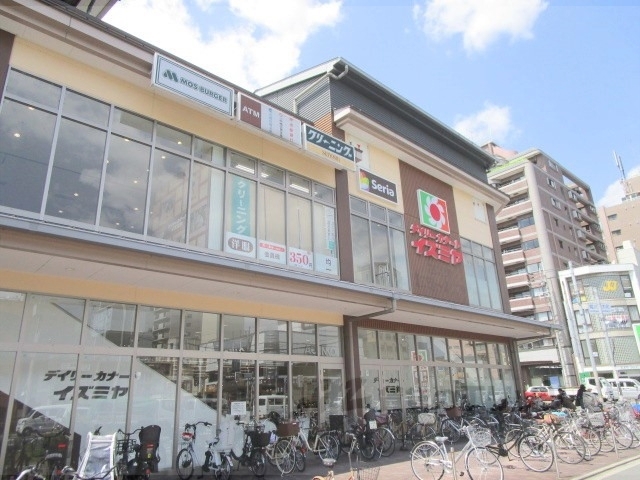 ドラックストア　ココカラファインプラスイズミヤ（ドラッグストア）まで1100m