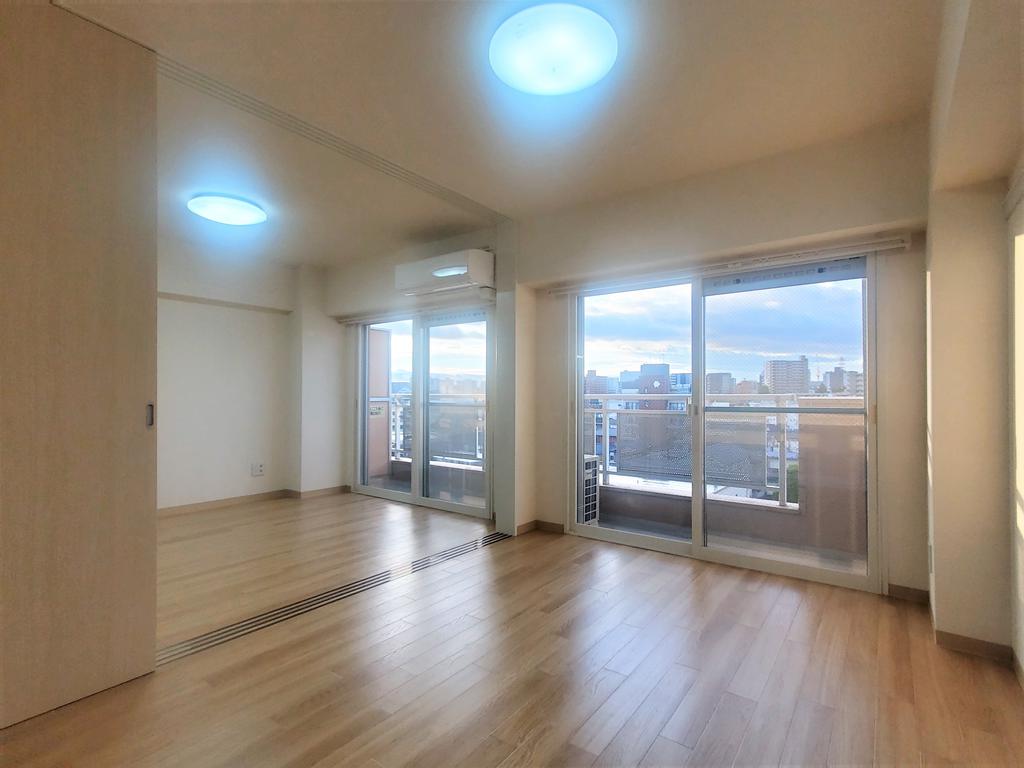 居室・リビング　洋室は6帖+6帖。二人入居可能。