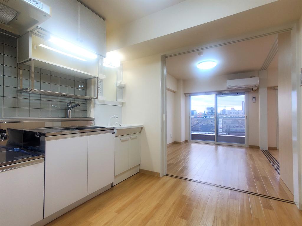 キッチン　キッチン横に洗面化粧台新設しました。