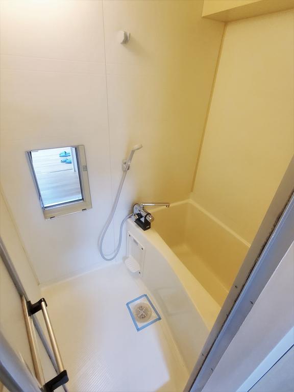 バス・シャワールーム　バストイレ別で、嬉しい鏡付きです。