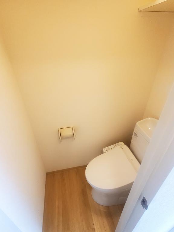 トイレ　人気のウォシュレット付きです。