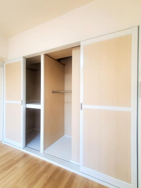 収納　大きなクローゼットは収納力◎ハンガーもかけられます。