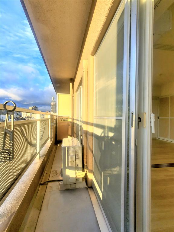 バルコニー　前面棟無しで日当たり良好です。窓は複層ガラスになってます。