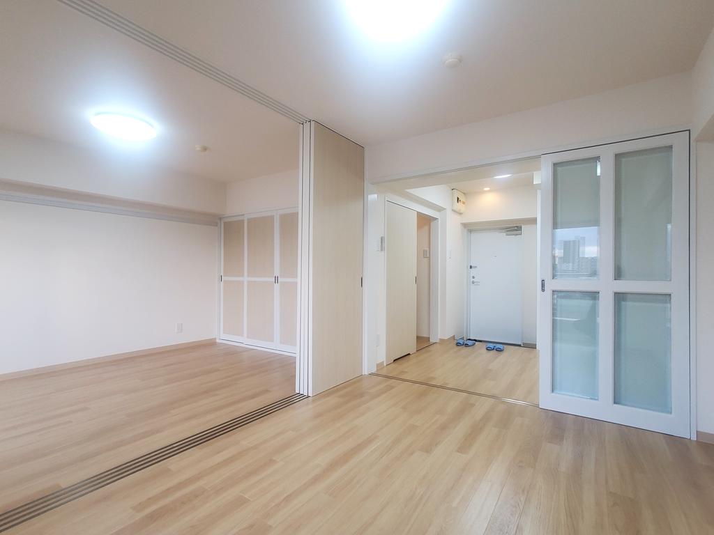 居室・リビング　洋室6帖+6帖。天井の照明器具は備え付けです。