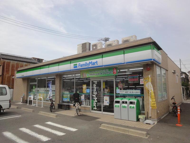 コンビニ　ファミリーマート中川松葉町店（コンビニ）まで562m