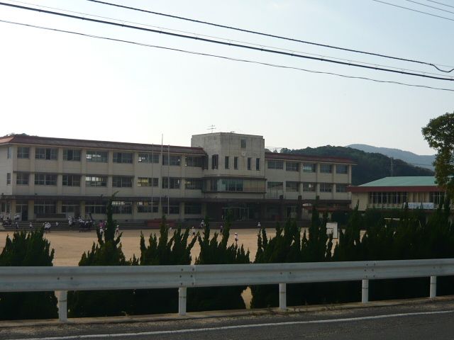 小学校　誠意小学校（小学校）まで2000m