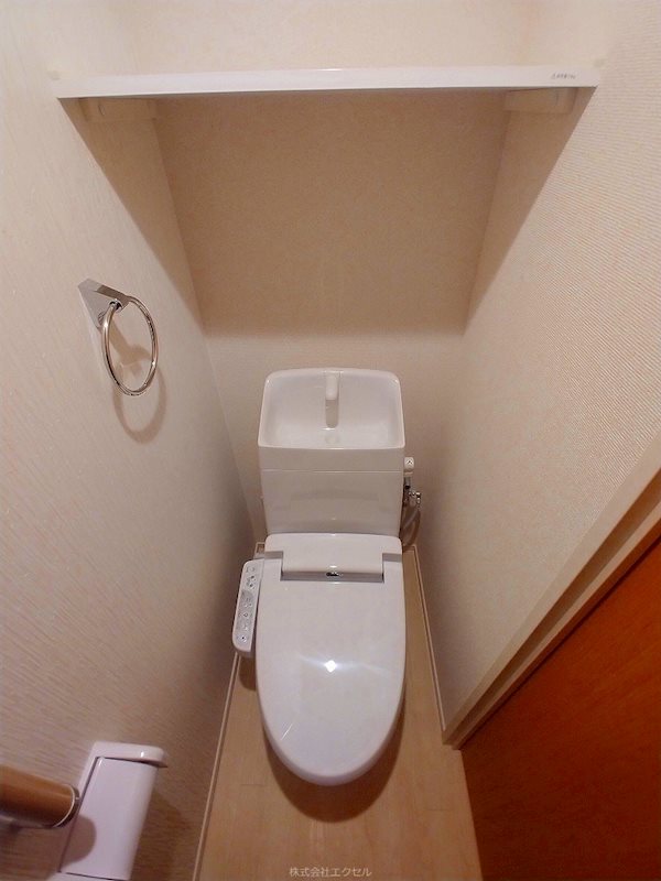 トイレ　温水洗浄便座です。