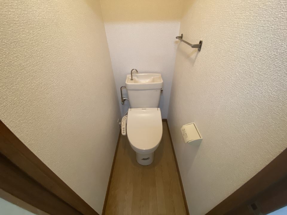 トイレ　温水洗浄便座付きです