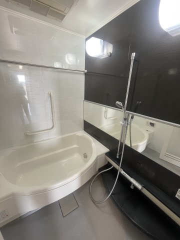 バス・シャワールーム　追い焚き機能付きの大きな浴室です！