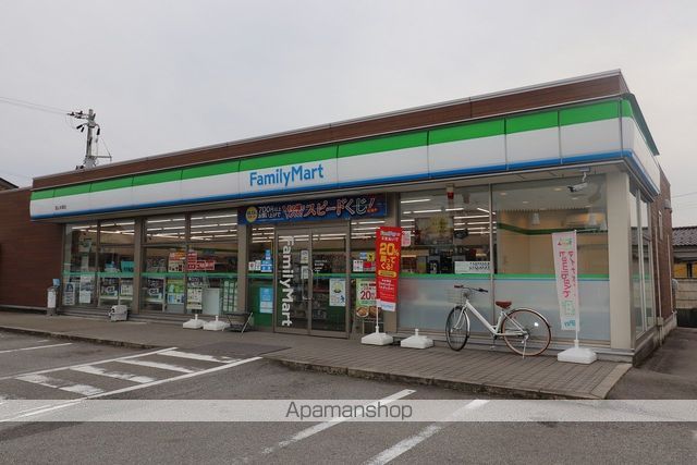 コンビニ　ファミリーマート（コンビニ）まで619m