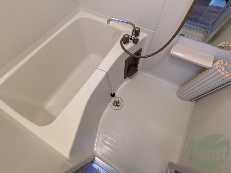 バス・シャワールーム　お風呂はゆったり入れるサイズ感がグッド。