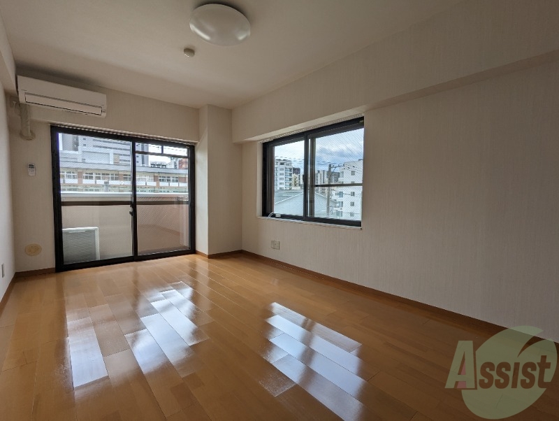 その他部屋・スペース　お部屋は角部屋で二面に窓があって明るくていいですね。