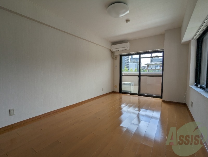 居室・リビング　お部屋は角部屋で二面に窓があって明るくていいですね。