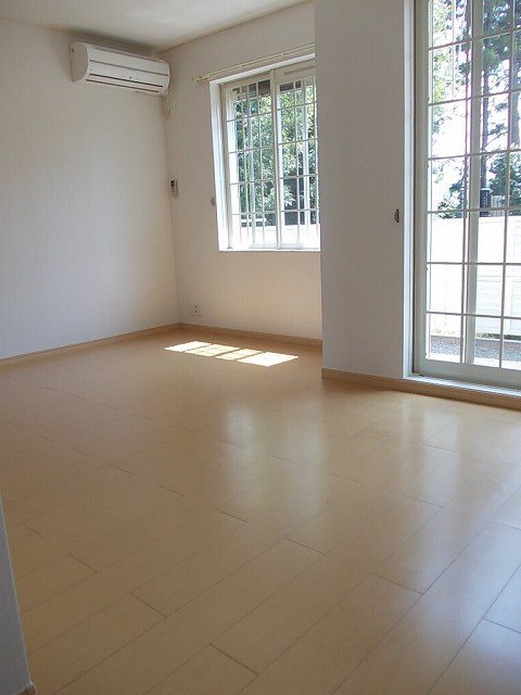 居室・リビング　同建物別室の写真です。