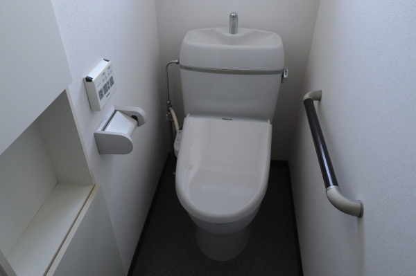 トイレ　温水シャワー付きトイレです
