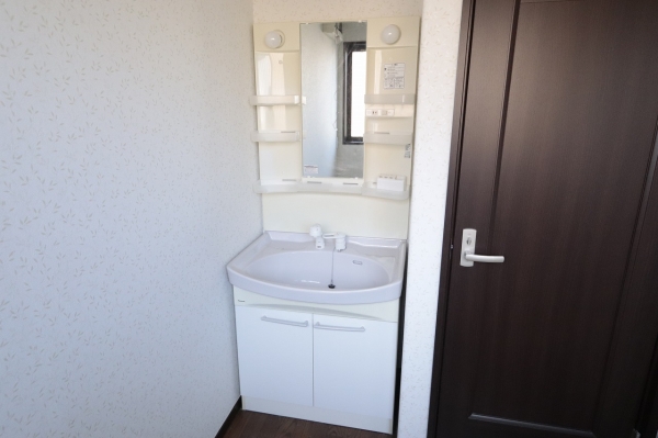 洗面設備　独立洗面台で朝の準備も快適です♪